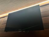un téléviseur à écran plat accroché au mur d'une pièce