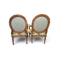 Réunion de deux fauteuils en bois mouluré et sculpté. (photo 3)