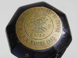 un gros plan d'une bouteille de vin avec une étiquette dessus