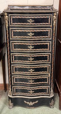 Semainier bas en bois noirci à décor d'incrustations de lait…