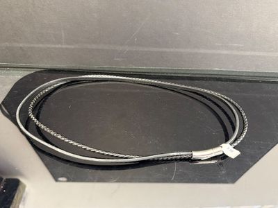 a cable that is connected to a laptop on a table
