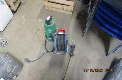 une photo d'une pièce remplie d'outils et de matériel