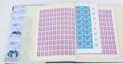 un livre ouvert avec des timbres, posé sur une table