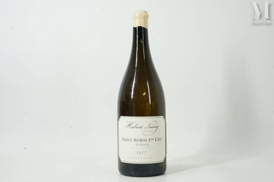 une bouteille de vin posée sur une table