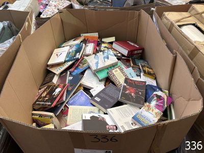 une boîte en carton remplie de livres au milieu d'une pièce