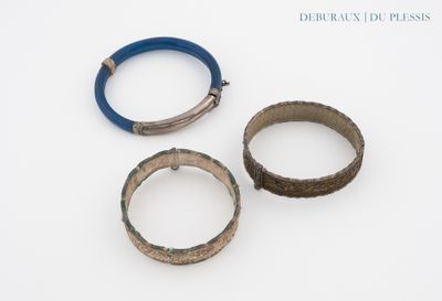 trois types de bracelets différents posés sur une surface blanche, sur fond blanc