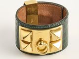 bracelet à manchette en cuir orné de clous en laiton et de peau d'alligator verte