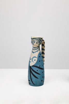 deux vases posés sur une table