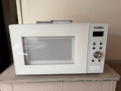 Un four micro-ondes récent, de marque Valberg.