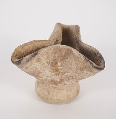 Lampe de tradition punique à trois becs pincés. Afrique roma… - Photo 1