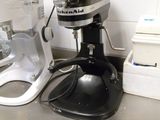 un plan de travail de cuisine sur lequel se trouvent un batteur électrique et un mixeur