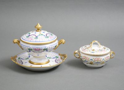 Ensemble de pièces en porcelaine comprenant :