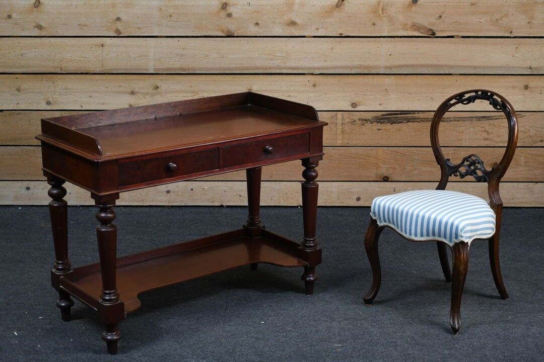 . Console en bois teinté acajou ouvrant par deux tiroirs en …
