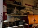 une cuisine dont les étagères sont encombrées