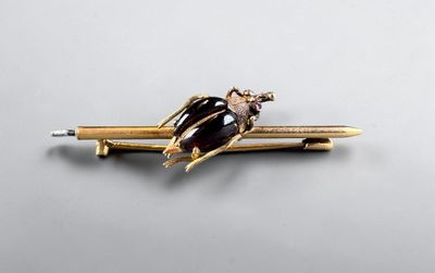 an image of a pen with a bug on it sitting on top of a piece of wood