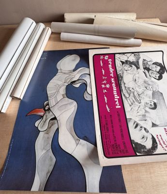 une photo d'un livre posé sur une table, à côté de quelques rouleaux de papier