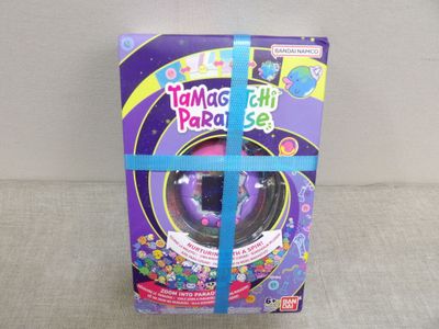 une boîte violette entourée d'un ruban bleu