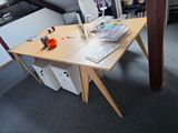 un bureau avec un ordinateur dans une pièce