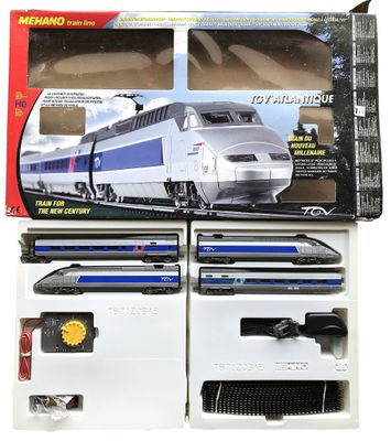 deux trains dans la boîte posée sur la table
