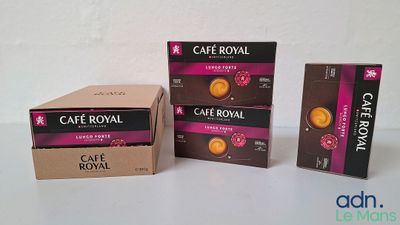 trois boîtes de café « Café Royal » posées sur une table