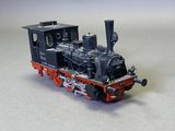 un petit train posé sur une table