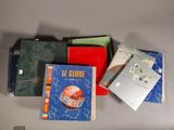 de nombreux livres posés sur une table