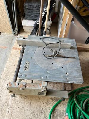 une machine posée par terre à côté d'un tuyau