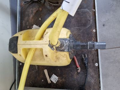un tuyau jaune raccordé à une pompe à eau jaune