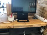un bureau sur lequel se trouvent un écran, un clavier, une souris et d'autres éléments