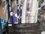 de nombreux rouleaux de papier d'emballage sur les rayons du magasin