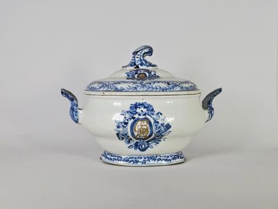 soupière bleue et blanche avec couvercle et anses