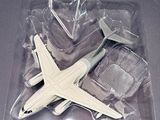 un récipient en plastique contenant un petit avion en plastique