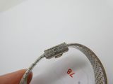 une personne tenant un bracelet en argent orné d'un diamant