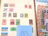 un livre orné de timbres et d'un bloc-notes sur la couverture