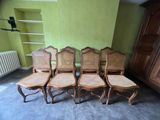 six chaises et une table dans une pièce dont l'un des murs est vert