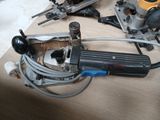 un grand nombre d'outils posés sur une table