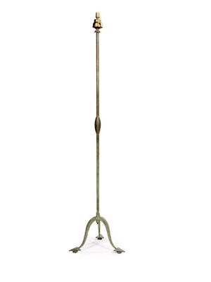 un lampadaire ancien en laiton avec un abat-jour en verre monté sur un pied