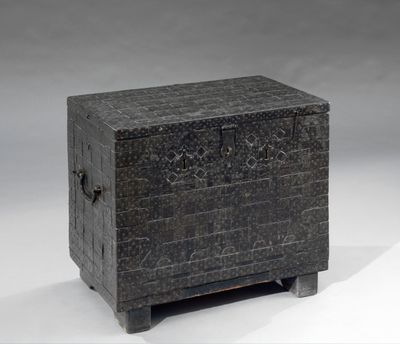 Coffre en chêne entièrement bardé de fer clouté, à deux poig…