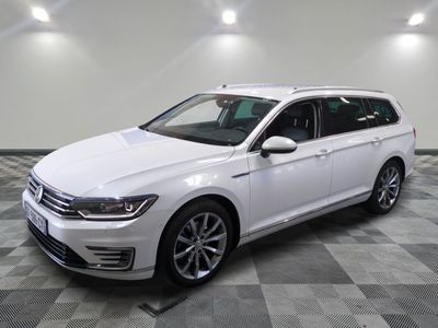 Une Volkswagen Passat blanche est garée dans une grande pièce.