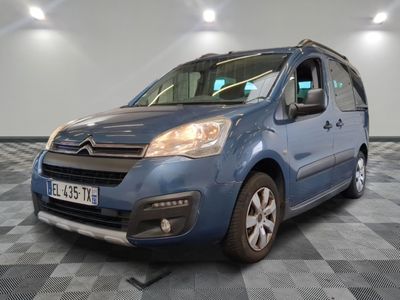 la camionnette bleue est garée sur le sol en damier d'un garage