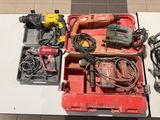 une boîte d'outils posée sur une table