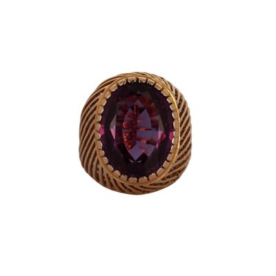 Gros plan sur une bague contenant une pierre violette