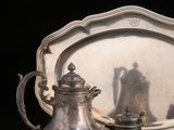 un plateau en argent avec une théière en argent et une théière en argent