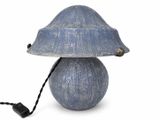 une lampe posée sur une table