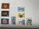 de nombreux timbres différents sur une feuille de papier posée sur une table