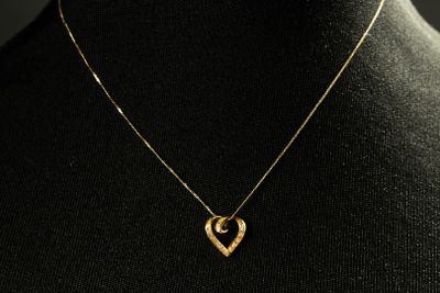 Fine chaîne gourmette et son pendentif serti de pierres d’im…