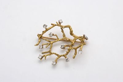 Gros plan sur une broche en or ornée de diamants