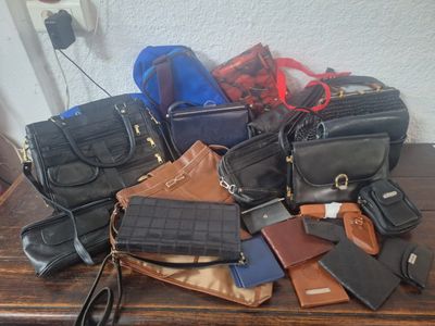beaucoup de sacs à main posés sur une table