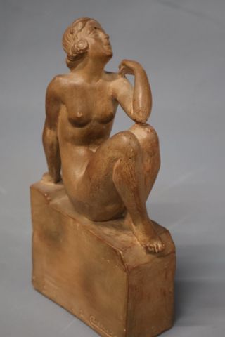 L. CORDONNIER (XXème). Statuette en terre cuite « femme nue assis...
