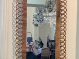 une femme se prenant en photo dans un miroir